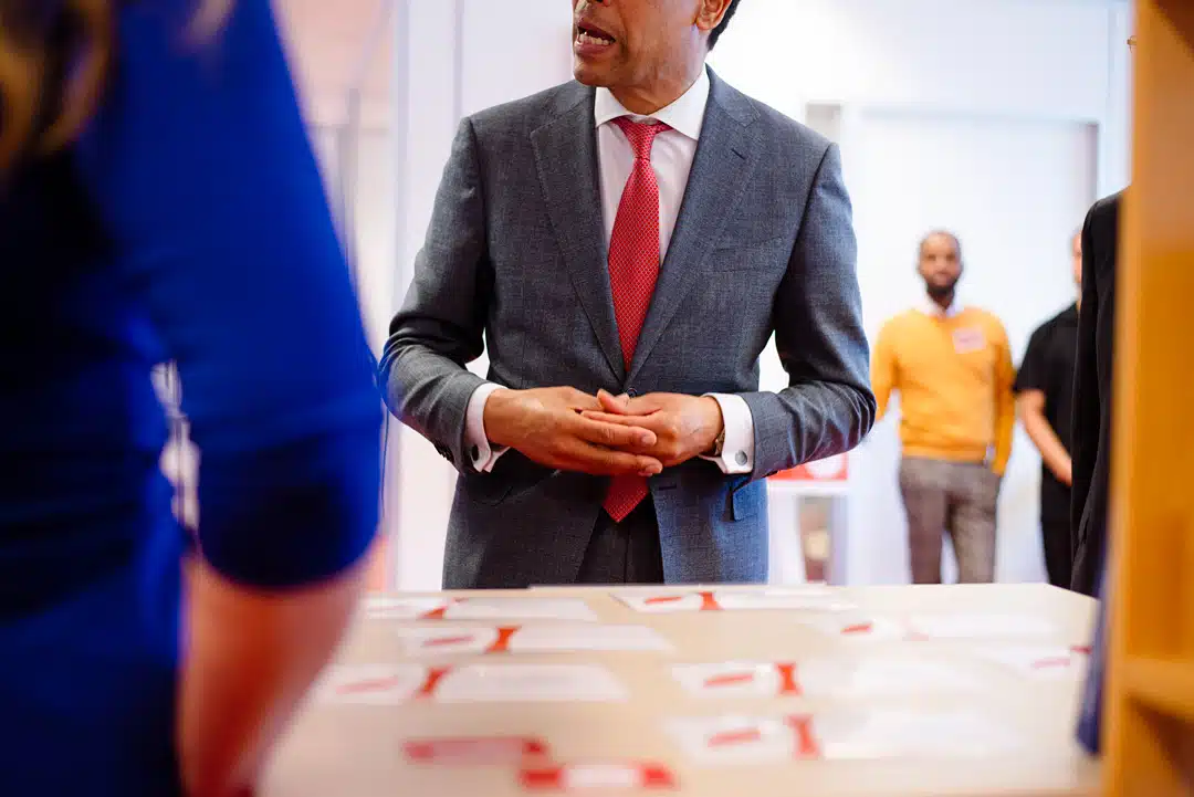 Nieuwe procedures voor adopties uit het buitenland per direct stopgezet